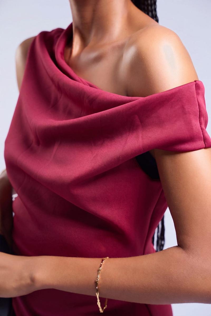 Robe satinée épaules nues