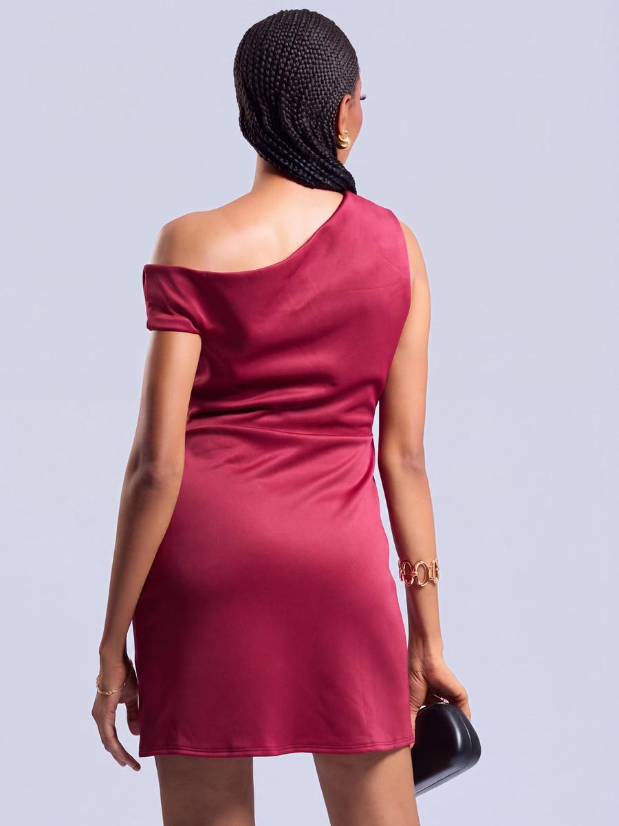 Robe satinée épaules nues